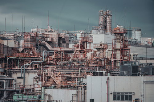 歴史を感じる工場とプラントの産業施設と煙突群