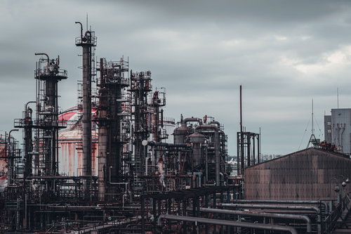 曇り空と立ち並ぶ工場の煙突とプラント設備