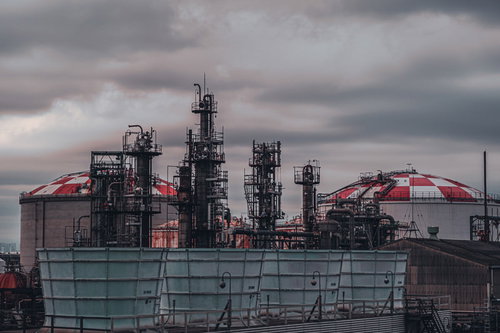 曇り空と工場用タンク、煙突が立つプラント