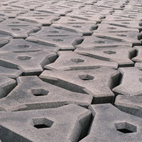 三角形のコンクリートブロック、規則的に敷き詰めたテクスチャーの写真