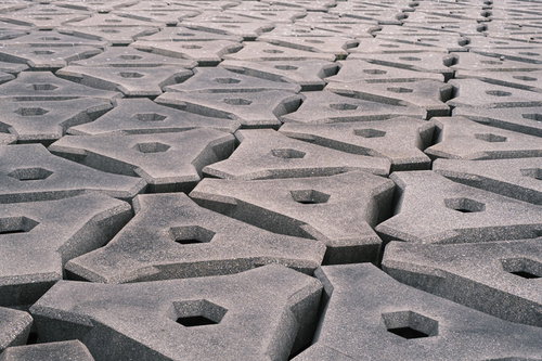 三角形のコンクリートブロック、規則的に敷き詰めたテクスチャー