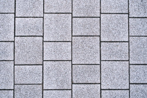 規則的に並ぶ石材タイルの目地とテクスチャ