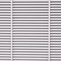 淡い灰色に塗装したシャッターの水平ストライプの写真