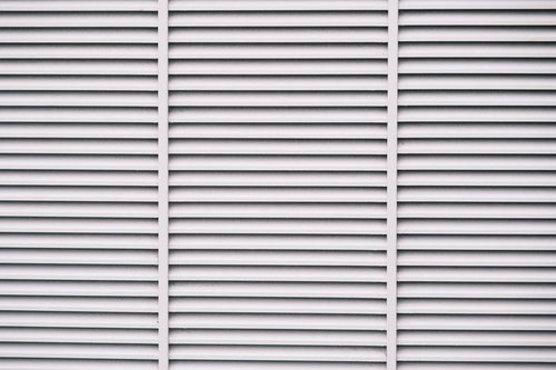 淡い灰色に塗装したシャッターの水平ストライプ