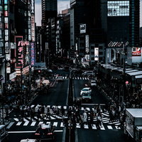 新宿西口駅前のスクランブル交差点を行き交う人々の写真