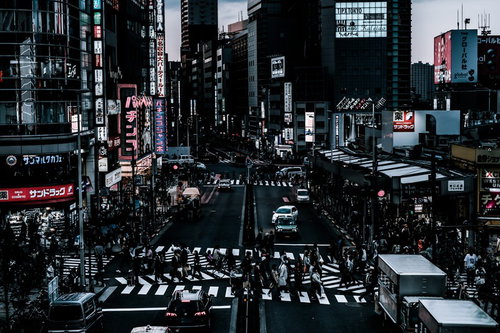 新宿西口駅前のスクランブル交差点を行き交う人々