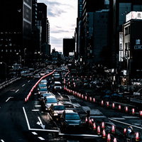 新宿新都心歩道橋下前の夜間道路工事と交通渋滞の写真