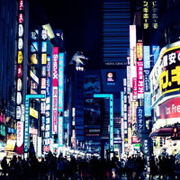 新宿歌舞伎町のゴジラロードの夜間ネオン街並みの写真