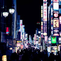 夜の歌舞伎町に立ち並ぶ高層ビル群の写真