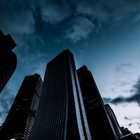 日が落ちた新宿の高層ビル群、夜景のシルエットの写真