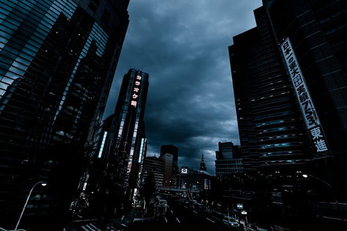 新宿西口ロータリー入口前のビル群（夕刻過ぎ）