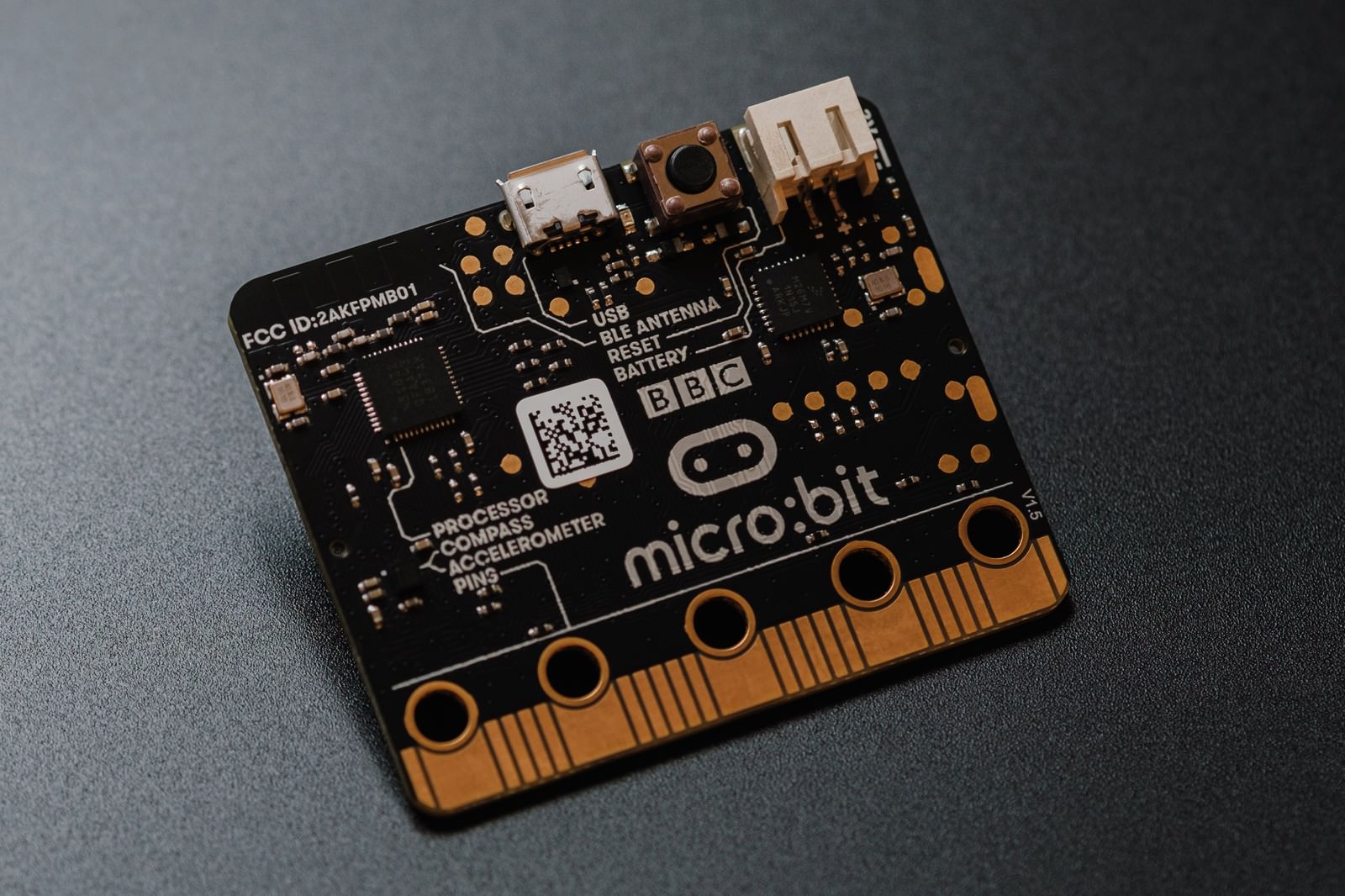 黒い基板に金色の接続部分が配置されたmicro:bitの電子基板