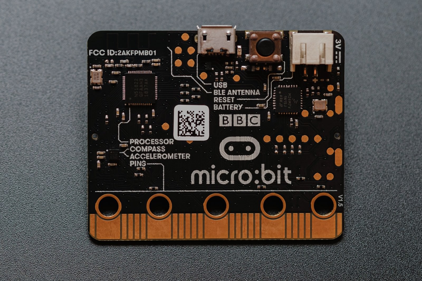 オレンジ色のエッジコネクタを持つmicro:bitの基板面