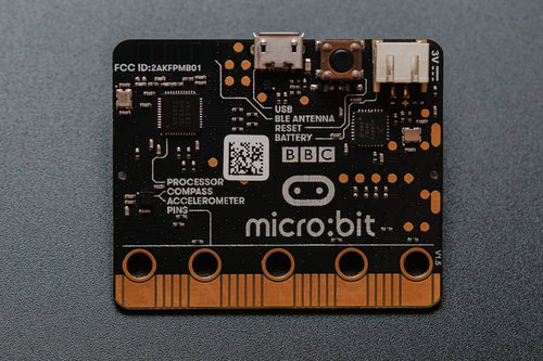 micro bitの基板面とオレンジ色のエッジコネクタ