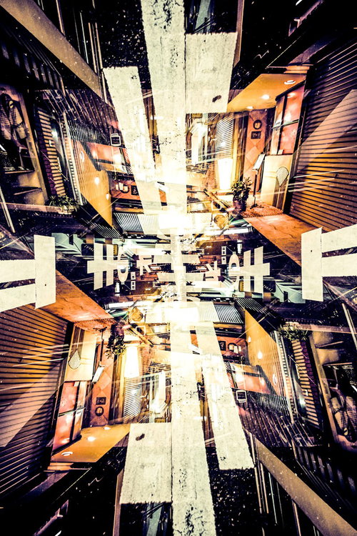 四方からの止まれ標識が迫る交差点のフォトモンタージュ