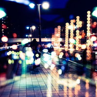 丸ボケの光が満ちる夜の街並み（フォトモンタージュ）の写真