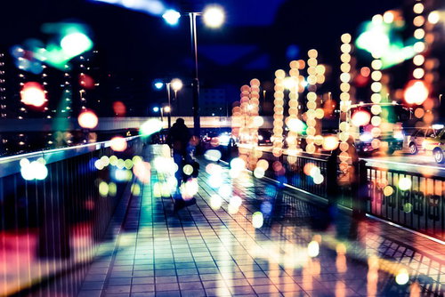 丸ボケの光が満ちる夜の街並み（フォトモンタージュ）