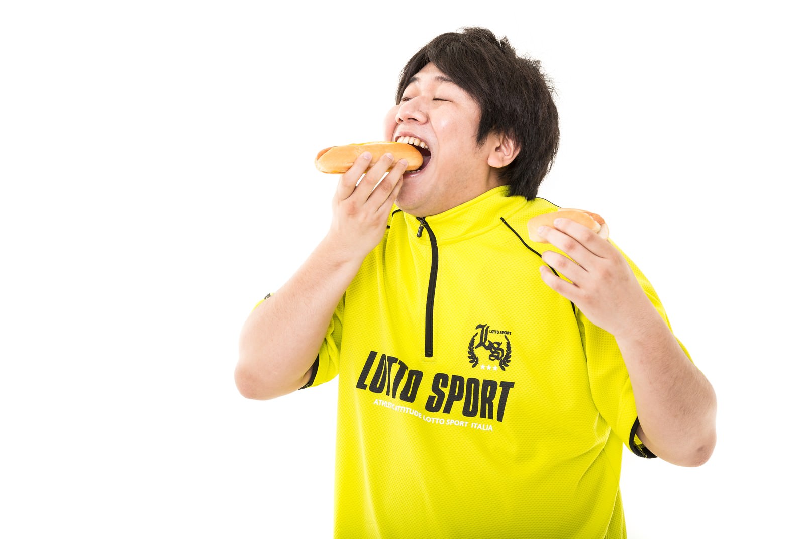 黄色いスポーツウェアを着て恵方巻きを食べる男性［モデル：あまのじゃく］