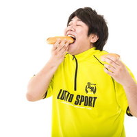 今年の恵方は南南東、黄色いスポーツウェアで恵方巻きを頬張る男性の写真
