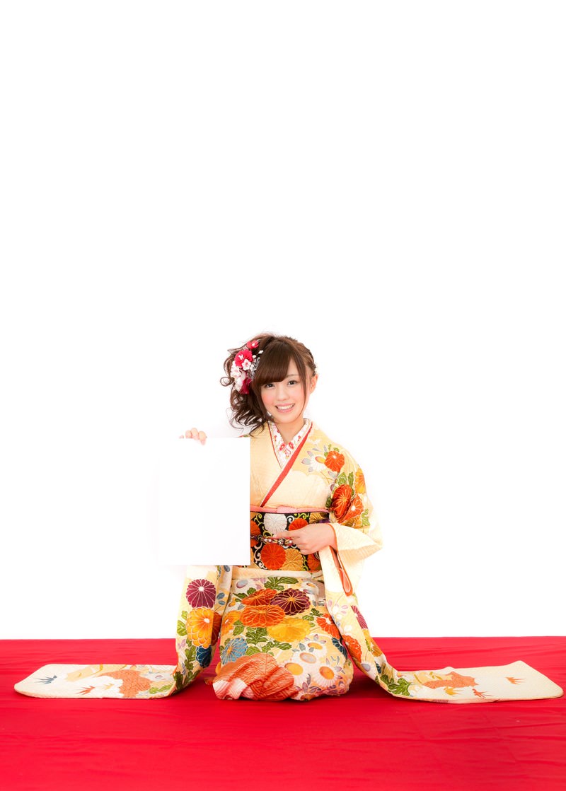 振袖を着た女性が座っているポーズ［モデル：河村友歌］