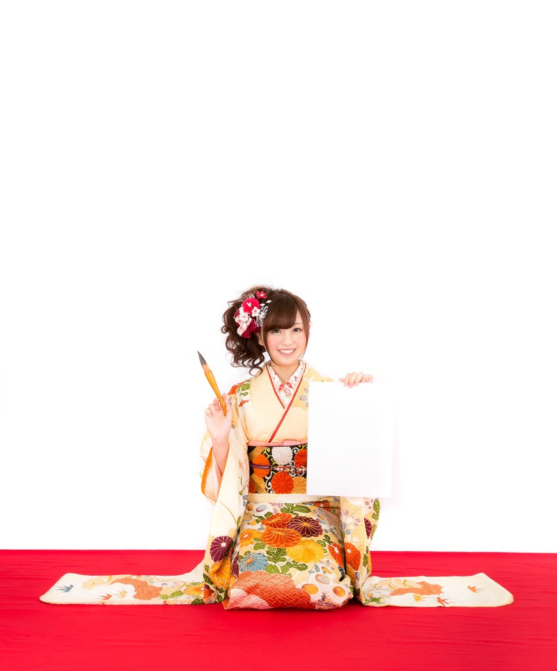 振袖を着て毛筆で書き初めをする女性［モデル：河村友歌］