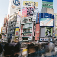 渋谷スクランブル交差点の人混みと大型ビジョンの写真