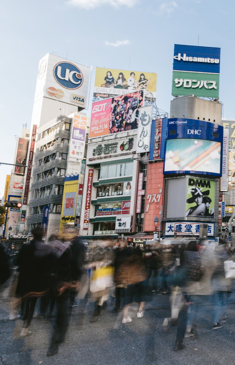 渋谷スクランブル交差点の人混みと大型看板