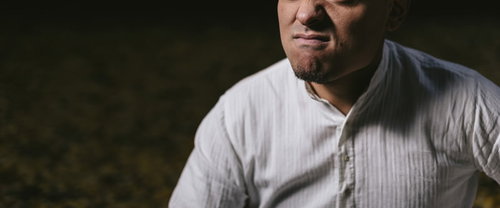 厳つい表情で不機嫌な男性、激怒した表情、ストレス