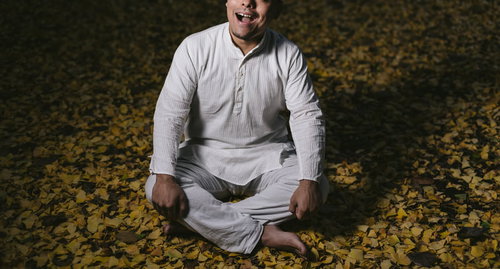 明日があるさと笑う無気力な男性フリーター