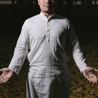友人が「目をつぶってください」と何かの勧誘をしてきたの写真