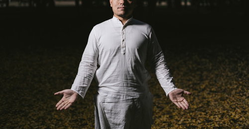 友人が「目をつぶってください」と何かの勧誘をしてきた