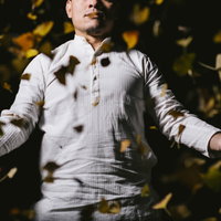 ストーカー被害に怯える人物の写真