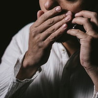 電気を止められて友人に助けを求める男性の緊急通話の写真