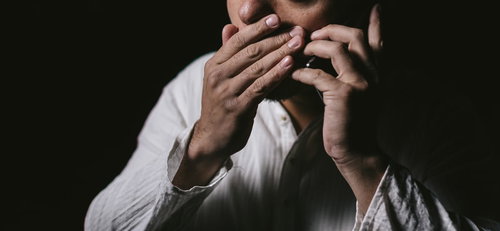 電気を止められて友人に助けを求める男性の緊急通話