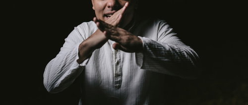 絶望的状況にNOと拒否する白いシャツの男性