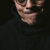 暗がりでメガネをかけた男性エンジニアのポートレートの写真