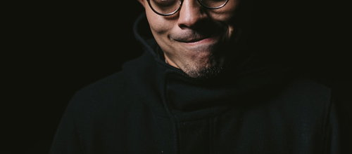 暗がりでメガネをかけた男性エンジニアのポートレート