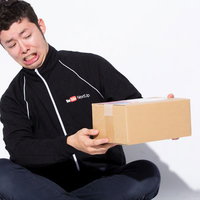 欲しくない荷物が届いて驚く男性のリアクション動画の写真