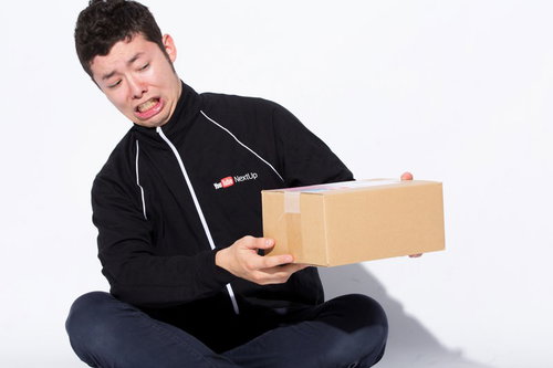 欲しくない荷物が届いて驚く男性のリアクション動画