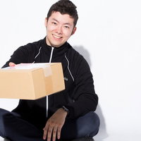 欲しいものリストのあれ買ってきたよ、段ボール箱を手渡す男性の写真