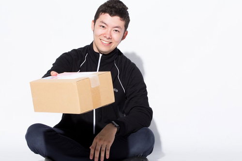 欲しいものリストのあれ買ってきたよ、段ボール箱を手渡す男性