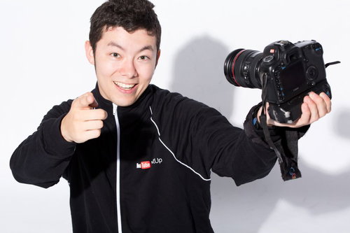 一眼レフカメラで自撮りするYouTuber男性