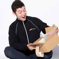 でたー！ってまだ商品の箱開けてないのに喜ぶYouTube NextUp男性の写真