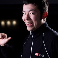 オフショットで喜ぶ笑顔の素敵な男性の写真