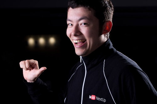 オフショットで喜ぶ笑顔の素敵な男性