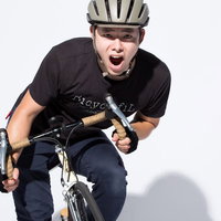 ロードバイクで峠を越える男性サイクリストの写真