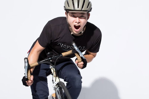 ロードバイクで峠を越える男性サイクリスト