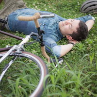 落車・その先は楽しそうなお花畑の写真