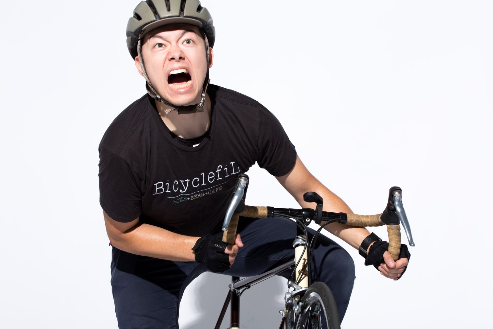 ロードバイクで坂道を上りながら悲鳴をあげる男性［モデル：けんたさん］