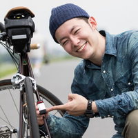 反射板はあなたを救う。ロードバイクで安全装備をアピールする自転車男子の写真